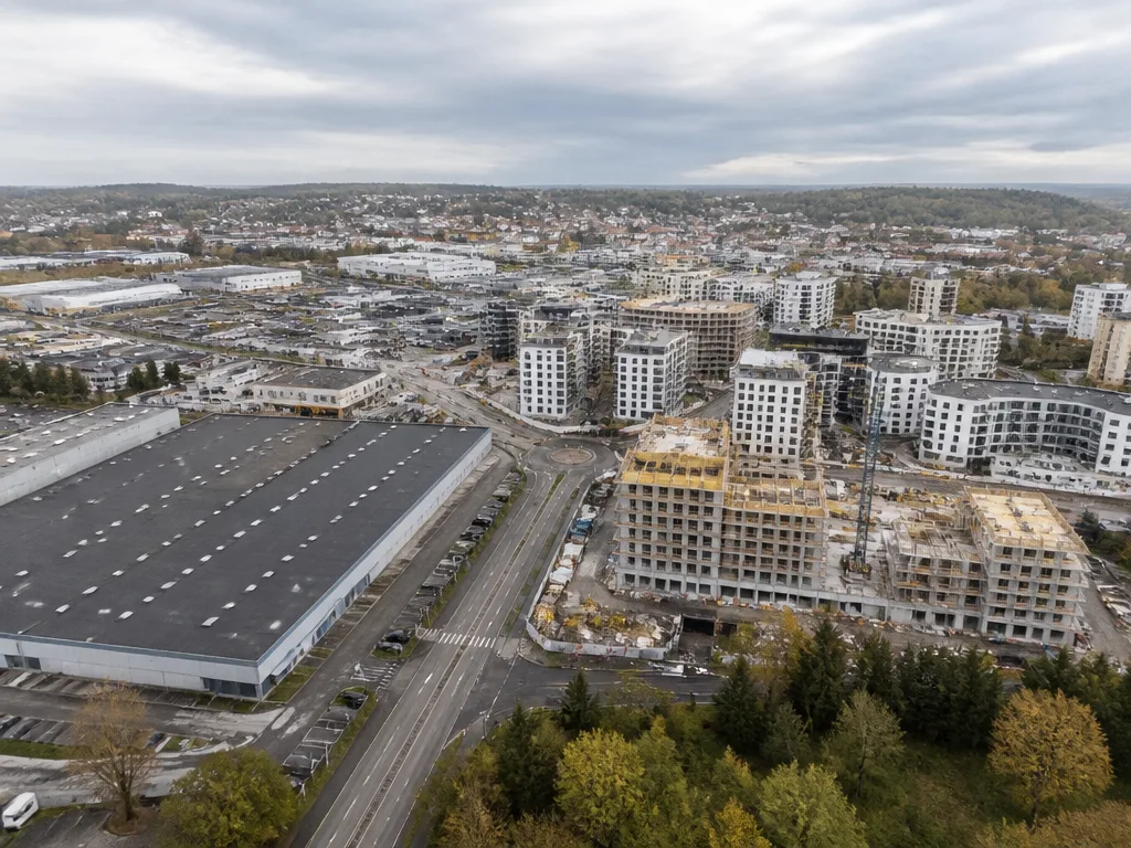 Häggvik industriområde i Sollentuna – stora handelsbyggnader och nya bostäder under uppförande i ett nordiskt stadslandskap